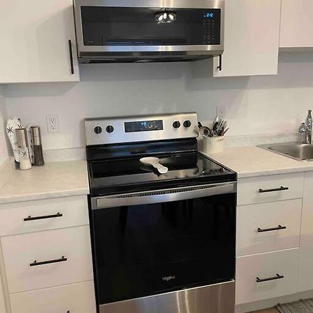 Adorable 1 Bedroom Suite- A Skip To Galloping Goose Victoria Exterior foto