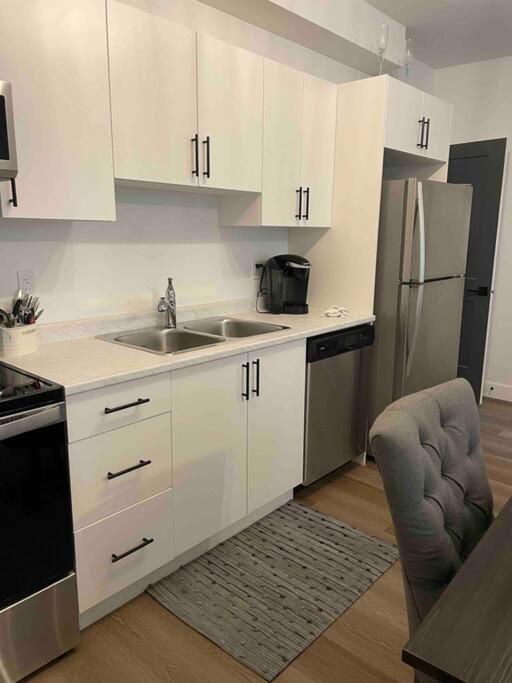 Adorable 1 Bedroom Suite- A Skip To Galloping Goose Victoria Exterior foto