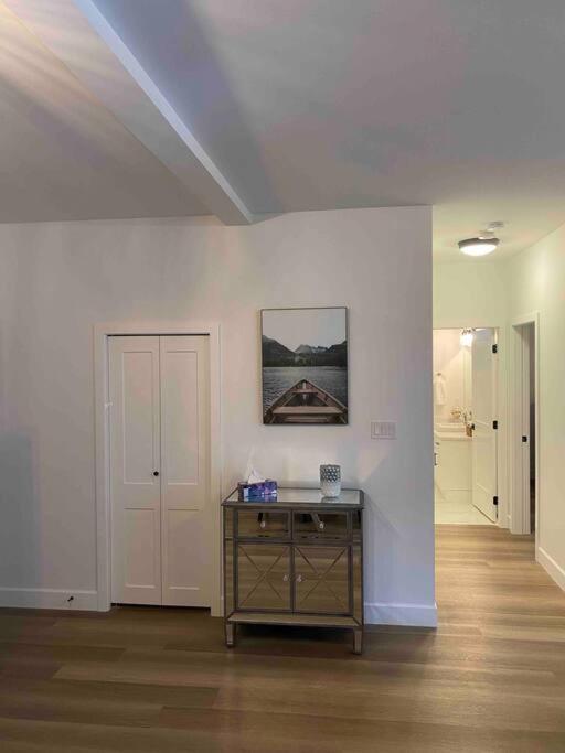Adorable 1 Bedroom Suite- A Skip To Galloping Goose Victoria Exterior foto