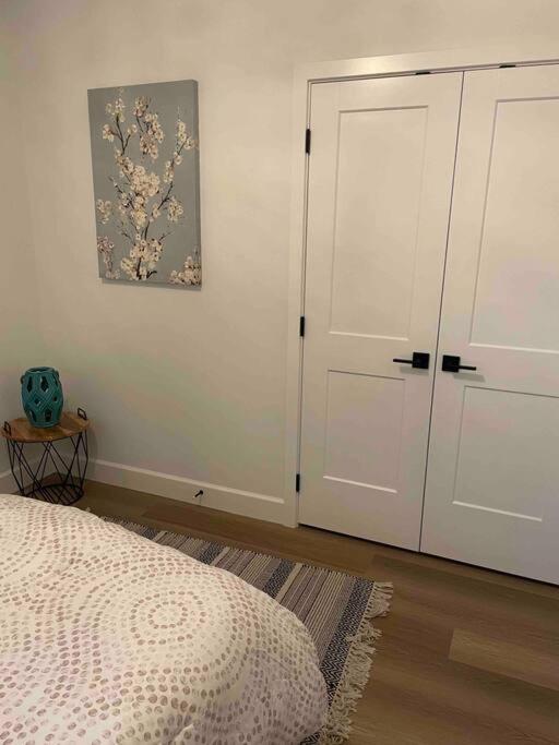 Adorable 1 Bedroom Suite- A Skip To Galloping Goose Victoria Exterior foto