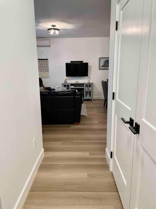 Adorable 1 Bedroom Suite- A Skip To Galloping Goose Victoria Exterior foto