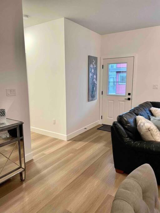 Adorable 1 Bedroom Suite- A Skip To Galloping Goose Victoria Exterior foto