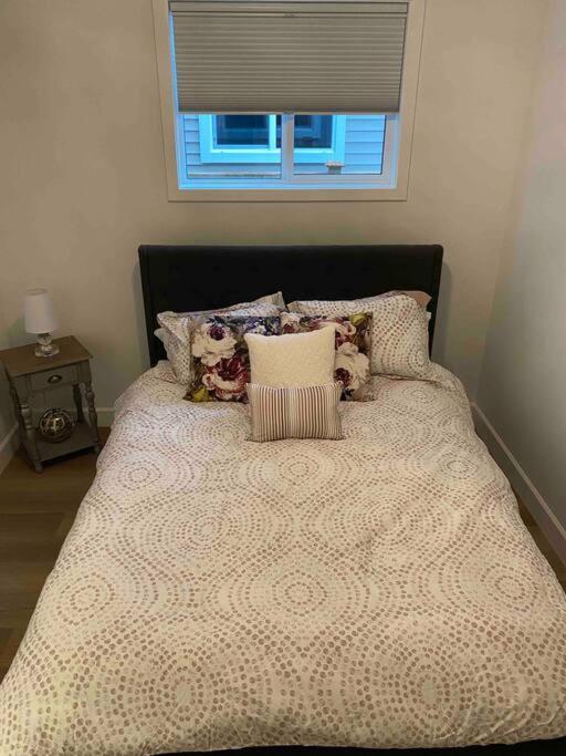 Adorable 1 Bedroom Suite- A Skip To Galloping Goose Victoria Exterior foto