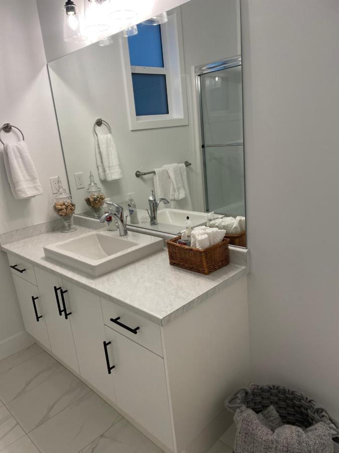 Adorable 1 Bedroom Suite- A Skip To Galloping Goose Victoria Exterior foto
